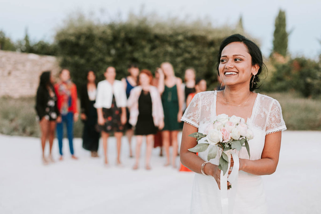 Reportage Mariage Annecy - Lancer du bouquet de la mariée - Drome - Domaine de Sarson -Photographe Haute Savoie - EMKA Photographe