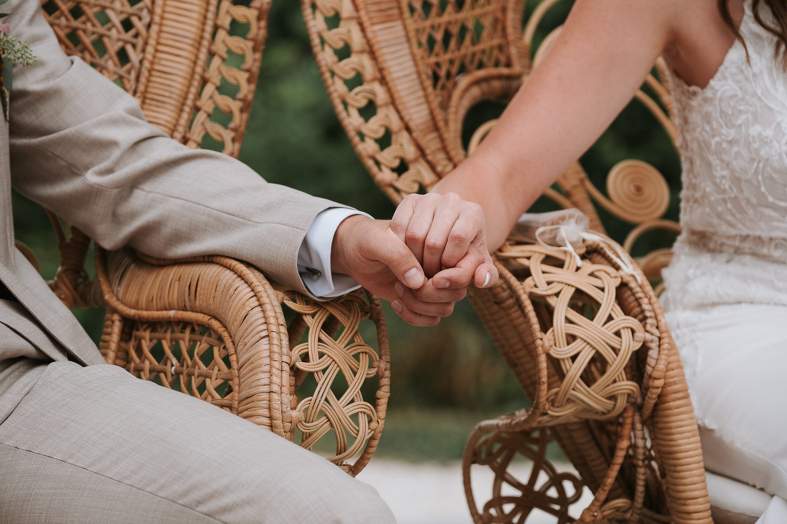 Photo de détail sur les mains des mariés pendant un mariage.