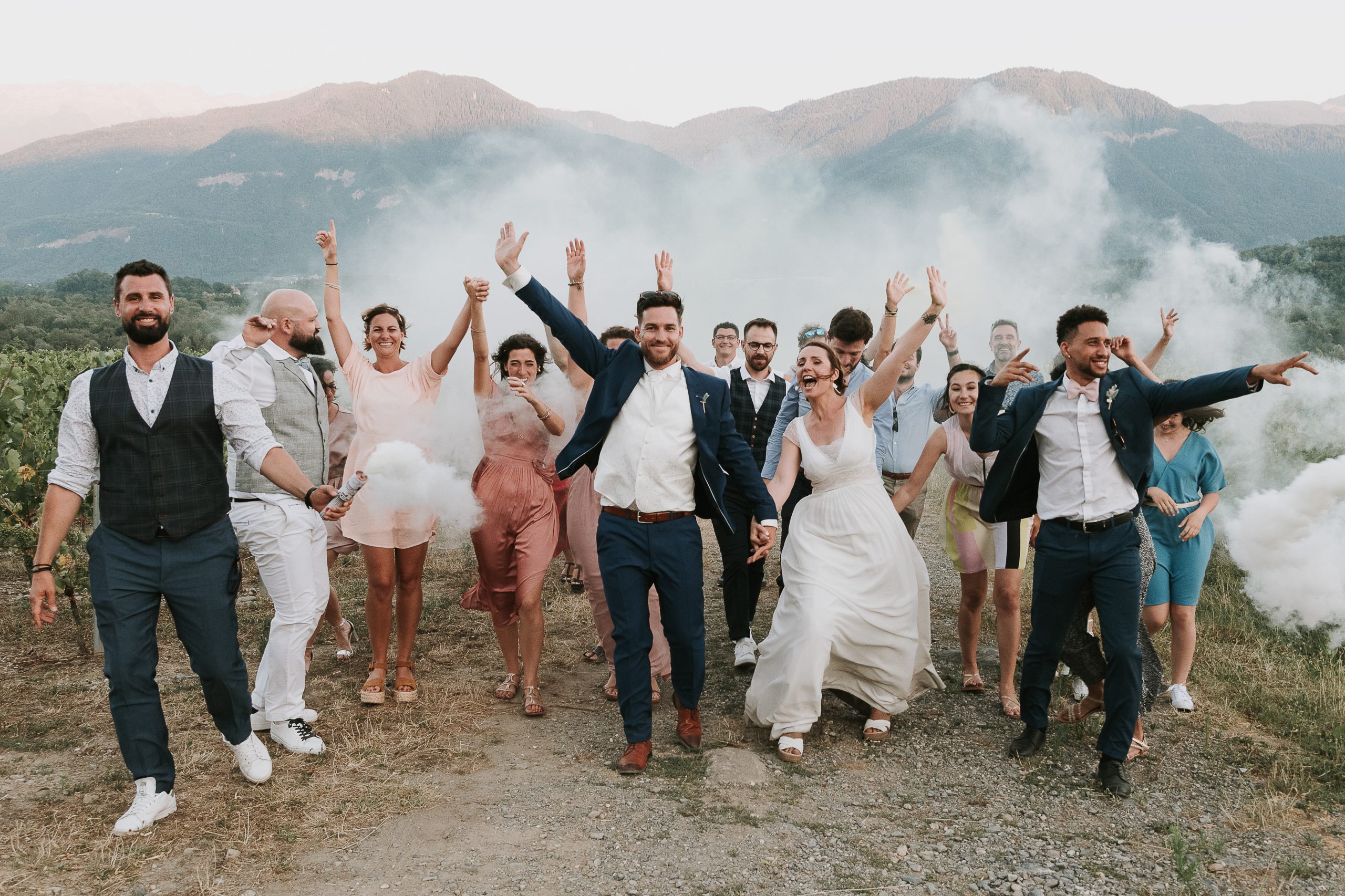 Une photo de groupe avec les invités durant un mariage à la montagne, en Haute-Savoie.